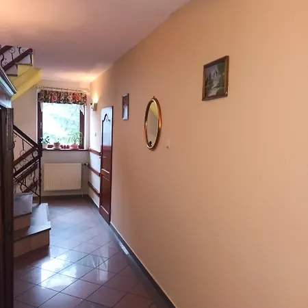 فندق Uslugi Hotelarskie 2*