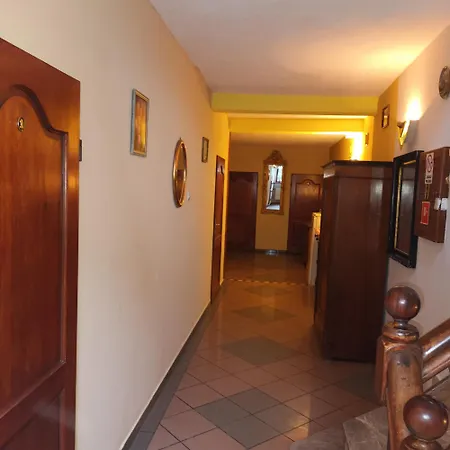 Uslugi Hotelarskie فندق