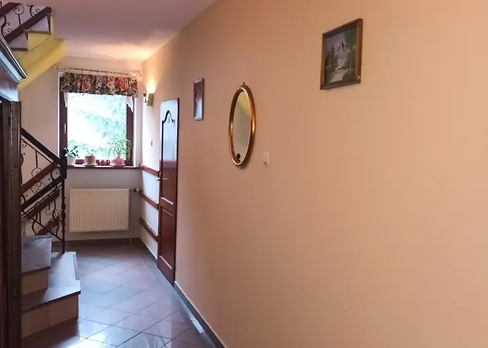 فندق Uslugi Hotelarskie 2*